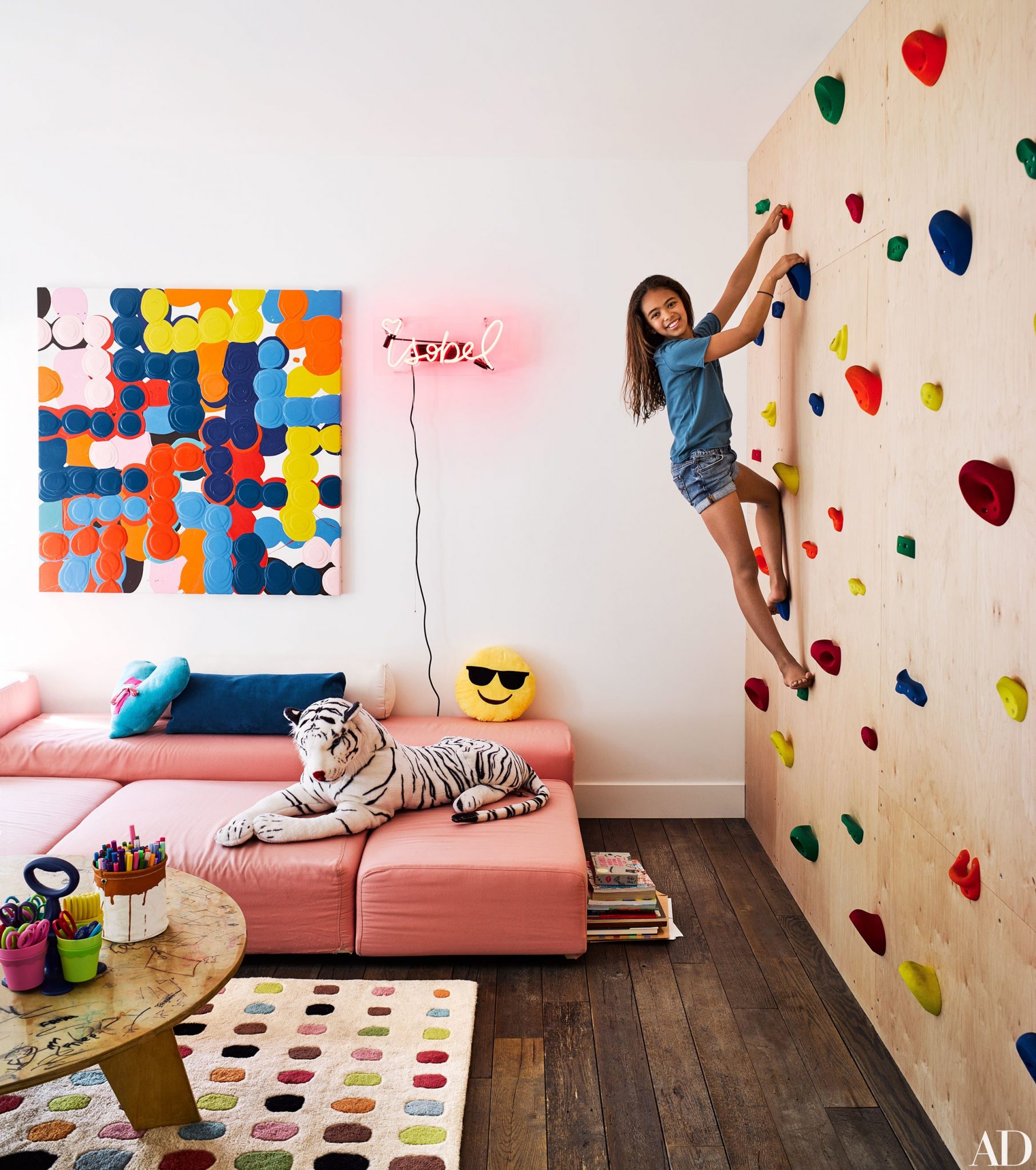 https://www.aboutholds.com/User_Files/contenttemplateeditor/65e49f1801891brigette-romanek-los-angeles-house-climbing-wall.jpg